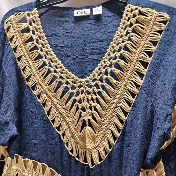 Cato Navy Blue Crinkle Material Cream Crochet Neckline Center Hem Arms Top Md - Picture 3 of 8